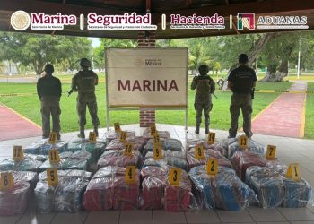 Autoridades aseguran más de una tonelada de cocaína en Lázaro Cárdenas durante un operativo en el recinto portuario.