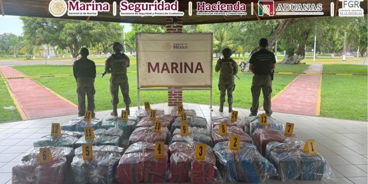 Autoridades aseguran más de una tonelada de cocaína en Lázaro Cárdenas durante un operativo en el recinto portuario.