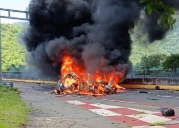 Un tráiler y varios vehículos incendiados tras un accidente en la autopista Guadalajara-Tepic.