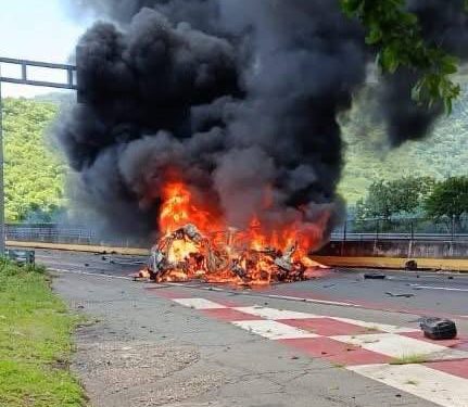 Un tráiler y varios vehículos incendiados tras un accidente en la autopista Guadalajara-Tepic.