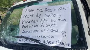 Camioneta asegurada por autoridades tras el hallazgo de dos personas sin vida en Huimanguillo, Tabasco.