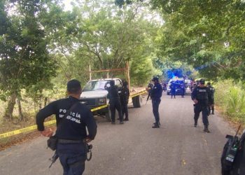 Camioneta asegurada por autoridades tras el hallazgo de dos personas sin vida en Huimanguillo, Tabasco.