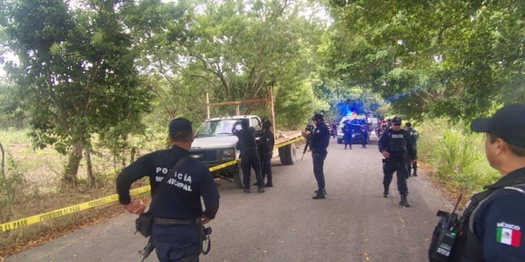 Camioneta asegurada por autoridades tras el hallazgo de dos personas sin vida en Huimanguillo, Tabasco.