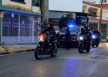 Autoridades de seguridad de Tabasco durante operativos donde fueron aseguradas más de 400 dosis de droga y detenidas cuatro personas.