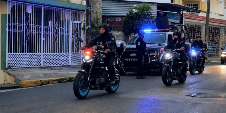 Autoridades de seguridad de Tabasco durante operativos donde fueron aseguradas más de 400 dosis de droga y detenidas cuatro personas.