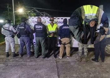 Elementos de seguridad durante el operativo en el que fue detenido un presunto exkaibil por narcomenudeo en Huimanguillo.