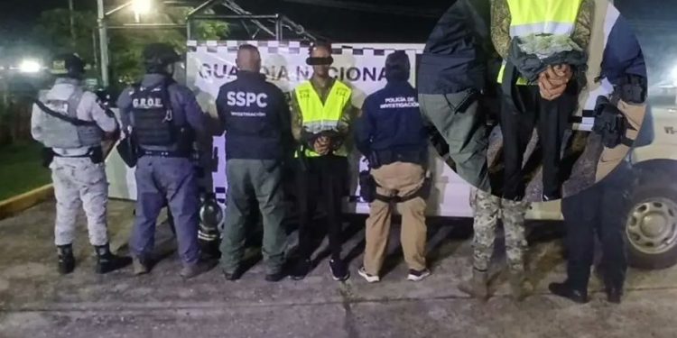 Elementos de seguridad durante el operativo en el que fue detenido un presunto exkaibil por narcomenudeo en Huimanguillo.