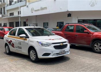 Inspectores de Semovi realizan revisión a taxis en Tabasco para verificar el uso del aire acondicionado.