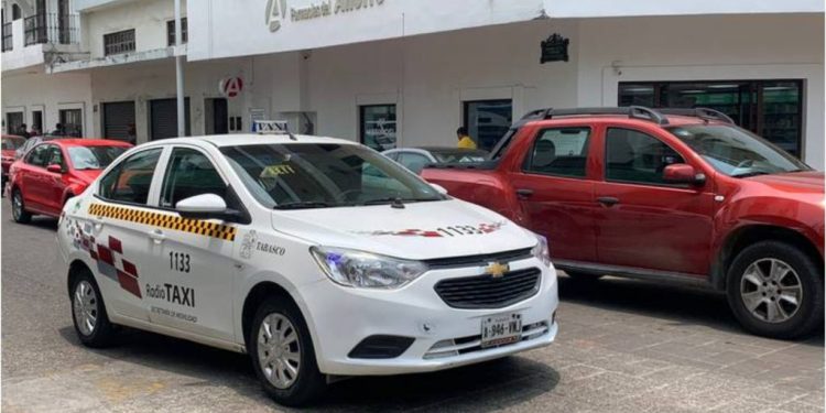 Inspectores de Semovi realizan revisión a taxis en Tabasco para verificar el uso del aire acondicionado.