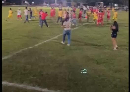 Elementos de seguridad durante el operativo tras la pelea campal en un partido de futbol en Paraíso, Tabasco.