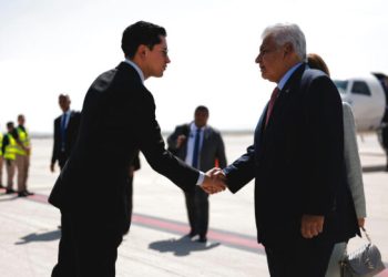 El presidente de Panamá, José Raúl Mulino, durante su llegada a México para reunirse con la presidenta Claudia Sheinbaum.