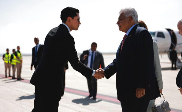 El presidente de Panamá, José Raúl Mulino, durante su llegada a México para reunirse con la presidenta Claudia Sheinbaum.