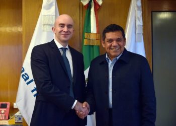 Javier May durante su reunión con Carlos Torres Rosas, director general de Bancomext, para gestionar proyectos de desarrollo en Tabasco.