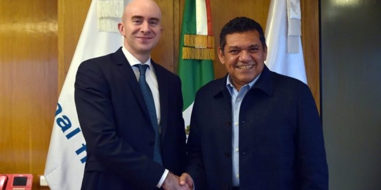 Javier May durante su reunión con Carlos Torres Rosas, director general de Bancomext, para gestionar proyectos de desarrollo en Tabasco.