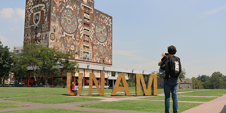 Aspirantes presentan el examen de ingreso a licenciatura de la UNAM durante el proceso de admisión 2026.