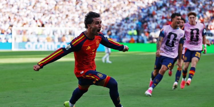 Jugadores de España celebran la conquista del Mundial 2026 tras vencer a Argentina en la final.