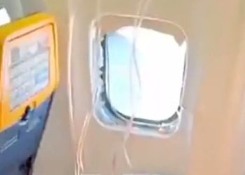 Interior de un avión comercial tras el desprendimiento parcial de una ventana durante un vuelo con destino a Grecia.