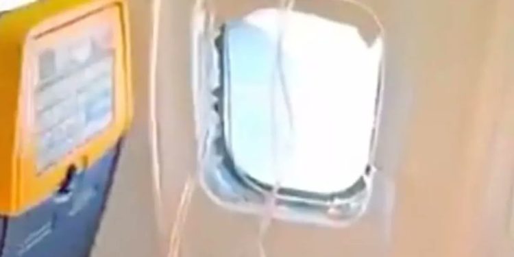 Interior de un avión comercial tras el desprendimiento parcial de una ventana durante un vuelo con destino a Grecia.