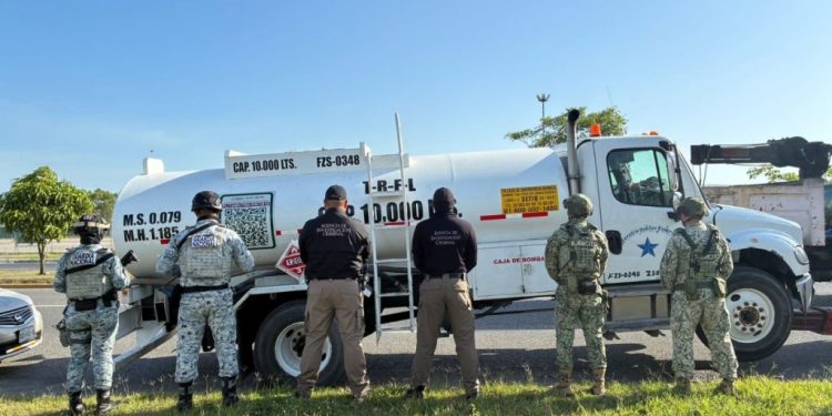 Camión cisterna asegurado en operativo contra tráfico de hidrocarburos en Huimanguillo, Tabasco.