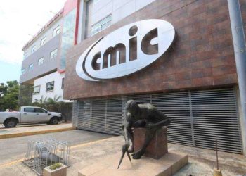 Representantes de la CMIC Tabasco durante el anuncio de la propuesta de reforma a la Ley de Obras Públicas.