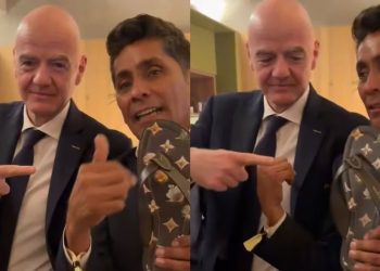 Gianni Infantino entrega unas chanclas Louis Vuitton a Jorge Campos durante el Mundial 2026.
