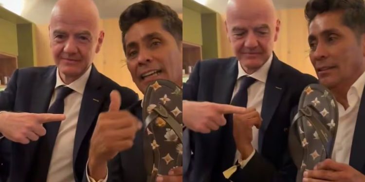 Gianni Infantino entrega unas chanclas Louis Vuitton a Jorge Campos durante el Mundial 2026.