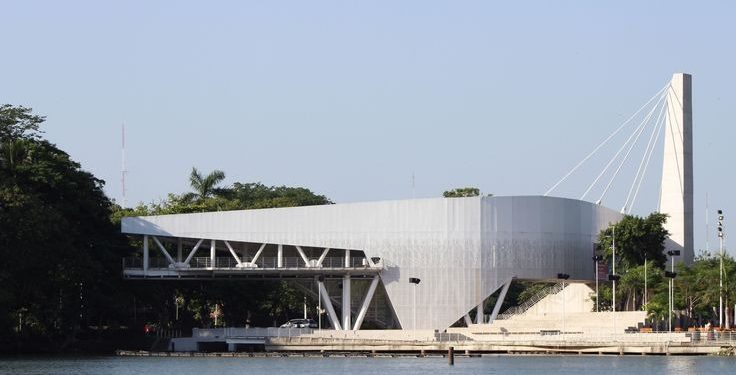 Estructura deteriorada del Museo Elevado de Villahermosa, cuya rehabilitación será evaluada por las autoridades.