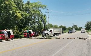 Bloqueo carretera Frontera Ciudad del Carmen por falta de energía eléctrica realizado por habitantes de Atasta.