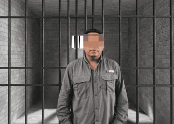 Médico detenido por actas de defunción falsas en Tabasco durante un operativo de la Fiscalía.