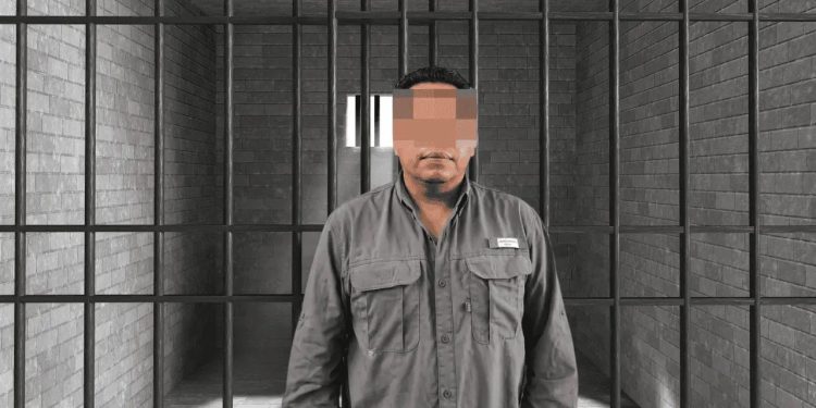Médico detenido por actas de defunción falsas en Tabasco durante un operativo de la Fiscalía.