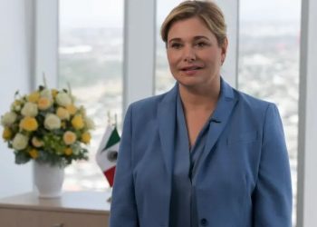 Maru Campos durante una conferencia donde cuestiona la permanencia de Rubén Rocha Moya como gobernador de Sinaloa.