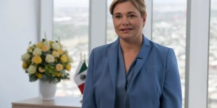 Maru Campos durante una conferencia donde cuestiona la permanencia de Rubén Rocha Moya como gobernador de Sinaloa.