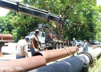 Personal de la CEAS inspecciona una toma clandestina de agua utilizada para actividades ganaderas en Tabasco.