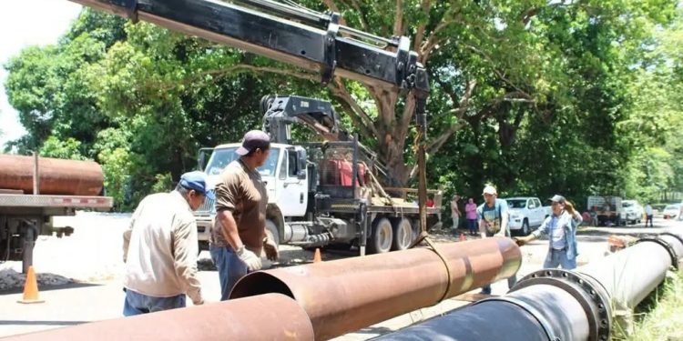 Personal de la CEAS inspecciona una toma clandestina de agua utilizada para actividades ganaderas en Tabasco.