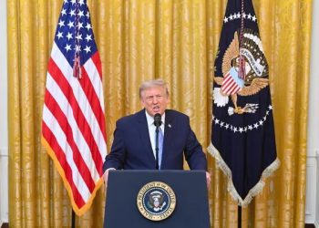 Donald Trump durante una conferencia donde acusa a China de intervenir en las elecciones de Estados Unidos tras un ciberataque.