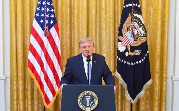 Donald Trump durante una conferencia donde acusa a China de intervenir en las elecciones de Estados Unidos tras un ciberataque.
