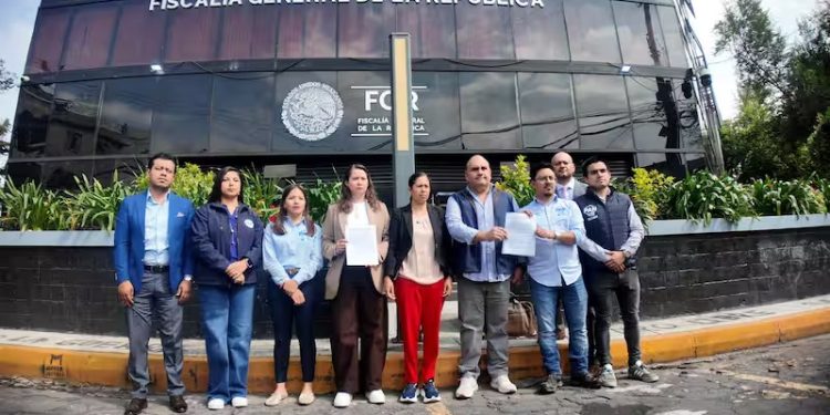 Representantes del PAN presentan una denuncia ante la FGR contra Bobby López Beltrán y la Secretaría de Marina por los descarrilamientos del Tren Interoceánico.