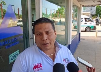 Representantes de partidos políticos de oposición durante reunión convocada por Canaco Tabasco para analizar posibles alianzas electorales.