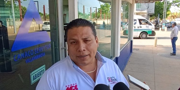 Representantes de partidos políticos de oposición durante reunión convocada por Canaco Tabasco para analizar posibles alianzas electorales.