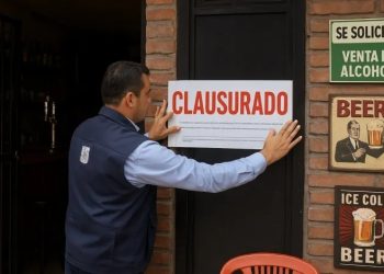 Personal de la Secretaría de Finanzas realiza inspecciones en comercios con venta de bebidas alcohólicas en Tabasco.