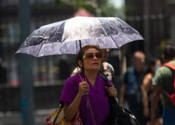 Persona caminando bajo altas temperaturas en Tabasco durante la temporada de calor.