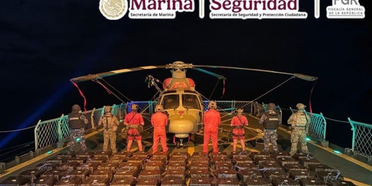 Marina decomisa cocaína en Oaxaca durante operativo marítimo frente a las costas del Pacífico.