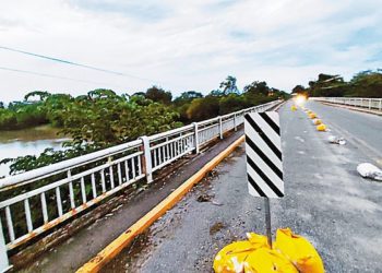 Trabajos de construcción de un puente peatonal en la carretera Raudales-El Bellote de Tabasco