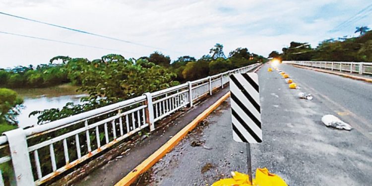 Trabajos de construcción de un puente peatonal en la carretera Raudales-El Bellote de Tabasco