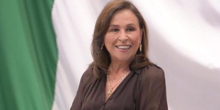 Rocío Nahle cambia versión sobre salón del Palacio de Gobierno durante un evento oficial en Veracruz.