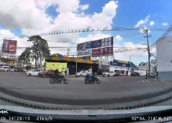 Momento en que un policía vial presuntamente derriba a un motociclista durante un operativo en Villahermosa.