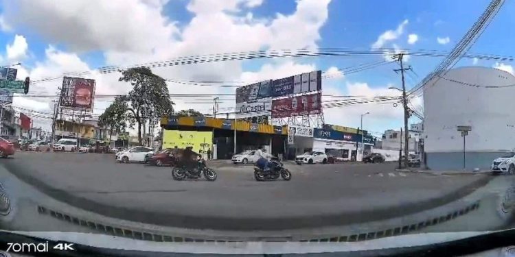 Momento en que un policía vial presuntamente derriba a un motociclista durante un operativo en Villahermosa.