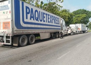 Tráiler involucrado en un accidente sobre la carretera Villahermosa–Cárdenas que provocó intenso congestionamiento vial.