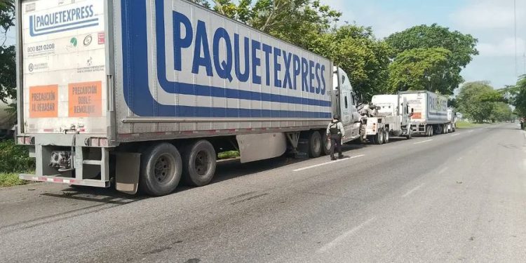 Tráiler involucrado en un accidente sobre la carretera Villahermosa–Cárdenas que provocó intenso congestionamiento vial.