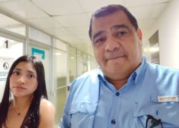 Abogados de Lesly Dayana durante una conferencia sobre la carpeta de investigación en Tabasco.
